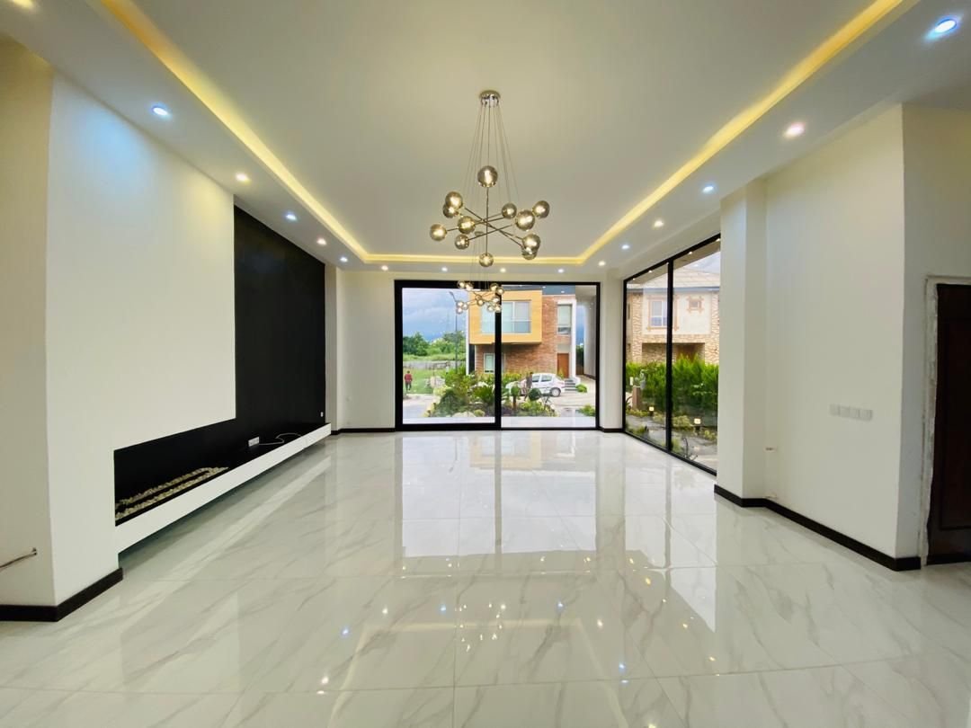 معلم دهان ينفذ طلاء جدار بمنزل في مكة