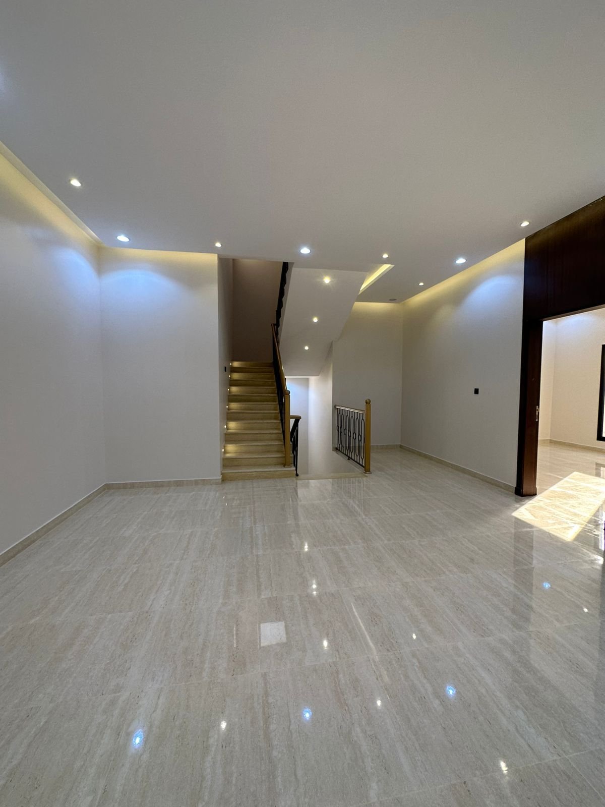 معلم أصباغ في مكة أثناء تنفيذ الدهان